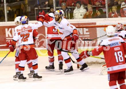 EBEL. Eishockey Bundesliga. KAC gegen 	EC Red Bull Salzburg. Torjubel Thomas Raffl, John Hughes (Salzburg). Klagenfurt, am 3.1.2017.
Foto: Kuess

---
pressefotos, pressefotografie, kuess, qs, qspictures, sport, bild, bilder, bilddatenbank