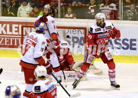 EBEL. Eishockey Bundesliga. KAC gegen 	EC Red Bull Salzburg. David Joseph Fischer, (KAC), Thomas Raffl  (Salzburg). Klagenfurt, am 3.1.2017.
Foto: Kuess

---
pressefotos, pressefotografie, kuess, qs, qspictures, sport, bild, bilder, bilddatenbank