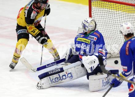 EBEL. Eishockey Bundesliga. VSV gegen	UPC Vienna Capitals. Olivier Roy,  (VSV), Taylor Vause (Vienna Capitals). Villach, am 6.1.2017.
Foto: Kuess

---
pressefotos, pressefotografie, kuess, qs, qspictures, sport, bild, bilder, bilddatenbank