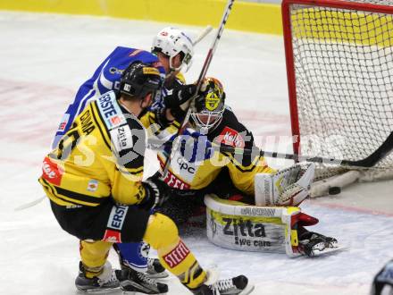 EBEL. Eishockey Bundesliga. VSV gegen	UPC Vienna Capitals. Evan McGrath, (VSV), Tyler Cuma, David Kickert  (Vienna Capitals). Villach, am 6.1.2017.
Foto: Kuess

---
pressefotos, pressefotografie, kuess, qs, qspictures, sport, bild, bilder, bilddatenbank