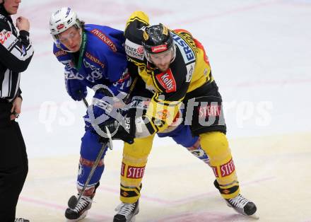 EBEL. Eishockey Bundesliga. VSV gegen	UPC Vienna Capitals. Corey Locke,  (VSV), Macgregor Sharp (Vienna Capitals). Villach, am 6.1.2017.
Foto: Kuess

---
pressefotos, pressefotografie, kuess, qs, qspictures, sport, bild, bilder, bilddatenbank