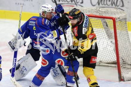 EBEL. Eishockey Bundesliga. VSV gegen	UPC Vienna Capitals. Jan Urbas, (VSV), Andreas Noedl (Vienna Capitals). Villach, am 6.1.2017.
Foto: Kuess

---
pressefotos, pressefotografie, kuess, qs, qspictures, sport, bild, bilder, bilddatenbank