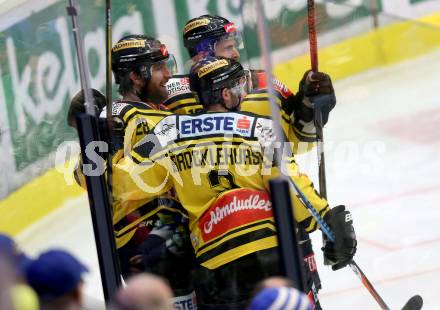 EBEL. Eishockey Bundesliga. VSV gegen	UPC Vienna Capitals. Torjubel Andreas Noedl, Macgregor Sharp, Aaron Brocklehurst (Vienna Capitals). Villach, am 6.1.2017.
Foto: Kuess

---
pressefotos, pressefotografie, kuess, qs, qspictures, sport, bild, bilder, bilddatenbank