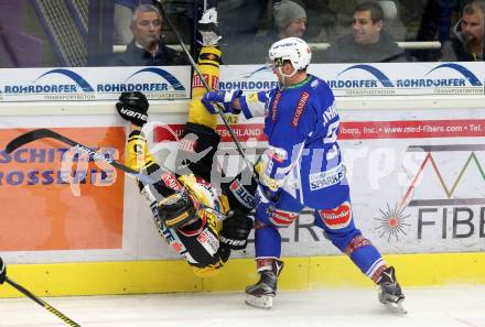 EBEL. Eishockey Bundesliga. VSV gegen	UPC Vienna Capitals. Dustin Johner, (VSV), Dominic Hackl (Vienna Capitals). Villach, am 6.1.2017.
Foto: Kuess

---
pressefotos, pressefotografie, kuess, qs, qspictures, sport, bild, bilder, bilddatenbank