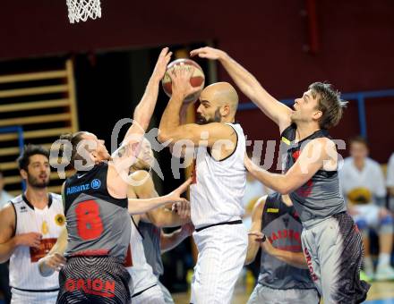 Basketball 2. Bundesliga. GD 12. Runde. Woerthersee Piraten gegen Raiders Villach. Joachim Buggelsheim, (Piraten),  Nino Gross, Timi Huber  (Raiders). Klagenfurt, am 7.1.2017.
Foto: Kuess
---
pressefotos, pressefotografie, kuess, qs, qspictures, sport, bild, bilder, bilddatenbank