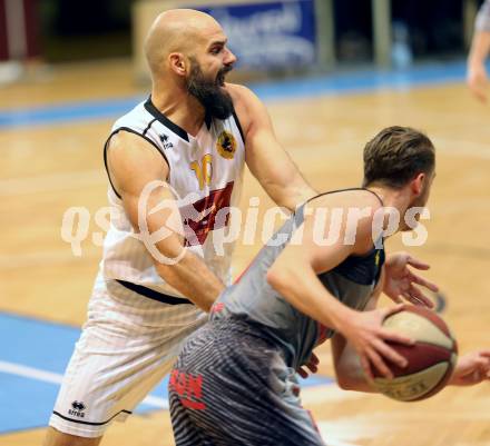 Basketball 2. Bundesliga. GD 12. Runde. Woerthersee Piraten gegen Raiders Villach. Joachim Buggelsheim, (Piraten), Julian Hartl (Raiders). Klagenfurt, am 7.1.2017.
Foto: Kuess
---
pressefotos, pressefotografie, kuess, qs, qspictures, sport, bild, bilder, bilddatenbank