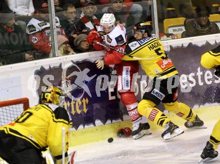 EBEL. Eishockey Bundesliga. KAC gegen 	UPC Vienna Capitals. Johannes Bischofberger, (KAC), Dominic Hackl (Vienna Capitals). Klagenfurt, am 11.1.2017.
Foto: Kuess

---
pressefotos, pressefotografie, kuess, qs, qspictures, sport, bild, bilder, bilddatenbank