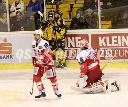 EBEL. Eishockey Bundesliga. KAC gegen 	UPC Vienna Capitals. Torjubel Vause Taylor, Jerry Pollastrone (Vienna Capitals). Klagenfurt, am 11.1.2017.
Foto: Kuess

---
pressefotos, pressefotografie, kuess, qs, qspictures, sport, bild, bilder, bilddatenbank