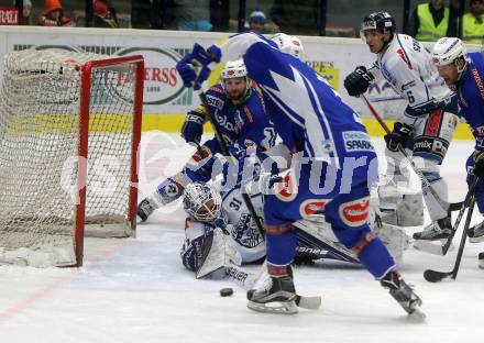 EBEL. Eishockey Bundesliga. VSV gegen	Fehervar AV 19. Dustin Johner, Olivier Latendresse, (VSV),  Miklos Rajna  (Alba Volan). Villach, am 13.1.2017.
Foto: Kuess

---
pressefotos, pressefotografie, kuess, qs, qspictures, sport, bild, bilder, bilddatenbank