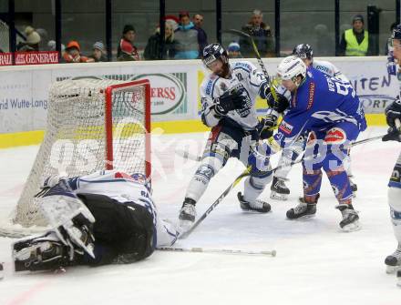 EBEL. Eishockey Bundesliga. VSV gegen	Fehervar AV 19. Miha Verlic, (VSV), Drew Schiestel, Miklos Rajna (Alba Volan). Villach, am 13.1.2017.
Foto: Kuess

---
pressefotos, pressefotografie, kuess, qs, qspictures, sport, bild, bilder, bilddatenbank