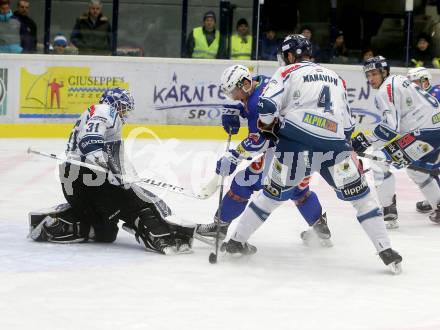 EBEL. Eishockey Bundesliga. VSV gegen	Fehervar AV 19.  Evan McGrath, (VSV), Antonin Manavian, Miklos Rajna (Alba Volan). Villach, am 13.1.2017.
Foto: Kuess

---
pressefotos, pressefotografie, kuess, qs, qspictures, sport, bild, bilder, bilddatenbank
