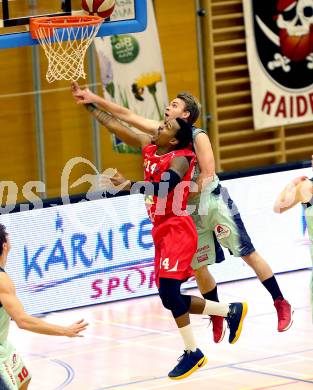Basketball. OEBV Cup. Raiders Villach gegen WBC Wels. Timi Huber,  (Villach), De Juan Charles Wright (Wels). Villach, am 21.1.2017.
Foto: Kuess
---
pressefotos, pressefotografie, kuess, qs, qspictures, sport, bild, bilder, bilddatenbank