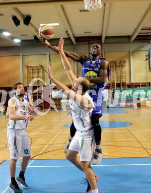 Basketball. OEBV Cup. KOS Celovec gegen Swans Gmunden. Jakob Strazar,  (KOS Celovec), Michael Ojo (Gmunden). Klagenfurt, am 20.1.2017.
Foto: Kuess
---
pressefotos, pressefotografie, kuess, qs, qspictures, sport, bild, bilder, bilddatenbank