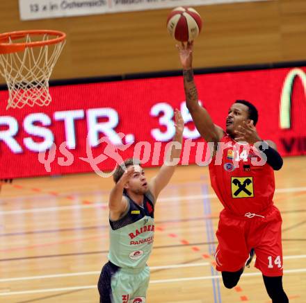 Basketball. OEBV Cup. Raiders Villach gegen WBC Wels. Timi Huber,  (Villach), De Juan Charles Wright (Wels). Villach, am 21.1.2017.
Foto: Kuess
---
pressefotos, pressefotografie, kuess, qs, qspictures, sport, bild, bilder, bilddatenbank