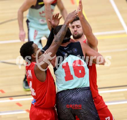 Basketball. OEBV Cup. Raiders Villach gegen WBC Wels.  Marko Kolaric,  (Villach), De Juan Charles Wright, Davor Lamesic (Wels). Villach, am 21.1.2017.
Foto: Kuess
---
pressefotos, pressefotografie, kuess, qs, qspictures, sport, bild, bilder, bilddatenbank