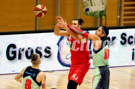 Basketball. OEBV Cup. Raiders Villach gegen WBC Wels. Marko Kolaric,  (Villach), Ales Chan (Wels). Villach, am 21.1.2017.
Foto: Kuess
---
pressefotos, pressefotografie, kuess, qs, qspictures, sport, bild, bilder, bilddatenbank