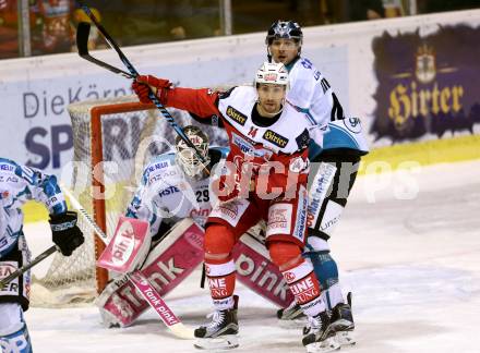 EBEL. Eishockey Bundesliga. KAC gegen 	EHC Liwest Black Wings Linz. Mark Hurturbise, (KAC), Michael Ouzas, Mario Altmann (Linz). Klagenfurt, am 22.1.2017.
Foto: Kuess

---
pressefotos, pressefotografie, kuess, qs, qspictures, sport, bild, bilder, bilddatenbank