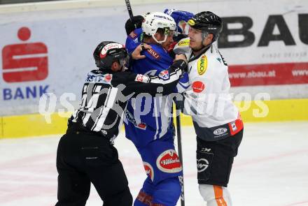 EBEL. Eishockey Bundesliga. VSV gegen	Dornbirner Eishockey Club. Jan Urbas,  (VSV), Olivier Magnan (Dornbirn). Villach, am 27.1.2017.
Foto: Kuess

---
pressefotos, pressefotografie, kuess, qs, qspictures, sport, bild, bilder, bilddatenbank