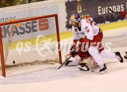 EBEL. Eishockey Bundesliga. KAC gegen 	EC Red Bull Salzburg. Tomas Duba, (KAC), Thomas Bill  (Salzburg). Klagenfurt, am 29.1.2017.
Foto: Kuess

---
pressefotos, pressefotografie, kuess, qs, qspictures, sport, bild, bilder, bilddatenbank