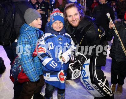 EBEL. Eishockey Bundesliga. Showtraining VSV.  Rene Swette, Fans. Villach, am 10.2.2017.
Foto: Kuess

---
pressefotos, pressefotografie, kuess, qs, qspictures, sport, bild, bilder, bilddatenbank