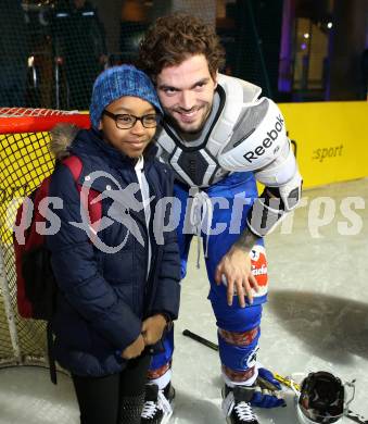 EBEL. Eishockey Bundesliga. Showtraining VSV.  Benjamin Petrik, Fan. Villach, am 10.2.2017.
Foto: Kuess

---
pressefotos, pressefotografie, kuess, qs, qspictures, sport, bild, bilder, bilddatenbank