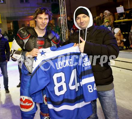 EBEL. Eishockey Bundesliga. Showtraining VSV.  Corey Locke, Fan. Villach, am 10.2.2017.
Foto: Kuess

---
pressefotos, pressefotografie, kuess, qs, qspictures, sport, bild, bilder, bilddatenbank
