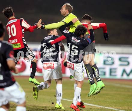 Fussball Bundesliga. RZ Pellets WAC gegen SV Guntamatic Ried. Alexander Kofler, Nemanja Rnic (WAC), Dieter Elsneg  (Ried). Wolfsberg, am 11.2.2017.
Foto: Kuess

---
pressefotos, pressefotografie, kuess, qs, qspictures, sport, bild, bilder, bilddatenbank