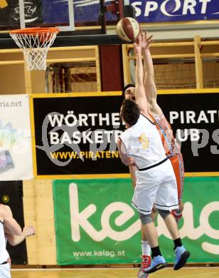 Basketball 2. Bundesliga. GD 16. Runde. Woerthersee Piraten gegen Basket2000 Vienna. Allesch Edgar (Piraten), Aldin Avdic (Vienna). Klagenfurt, am 11.2.2017.
Foto: Kuess
---
pressefotos, pressefotografie, kuess, qs, qspictures, sport, bild, bilder, bilddatenbank