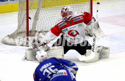 EBEL. Eishockey Bundesliga. VSV gegen	HC Orli Znojmo. Jan Urbas,  (VSV),  Marek Schwarz (Znojmo). Villach, am 15.2.2017.
Foto: Kuess

---
pressefotos, pressefotografie, kuess, qs, qspictures, sport, bild, bilder, bilddatenbank