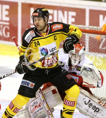 EBEL. Eishockey Bundesliga. KAC gegen 	UPC Vienna Capitals. David Madlehner, (KAC),  Jonathan Ferland (Vienna Capitals). Klagenfurt, am 19.2.2017.
Foto: Kuess

---
pressefotos, pressefotografie, kuess, qs, qspictures, sport, bild, bilder, bilddatenbank