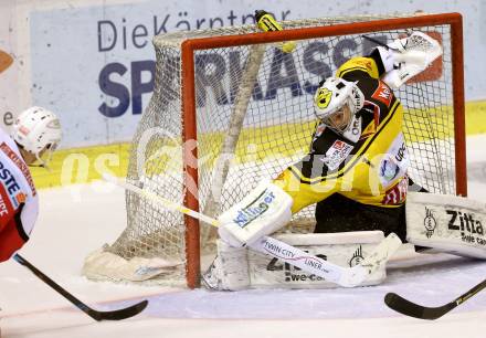 EBEL. Eishockey Bundesliga. KAC gegen 	UPC Vienna Capitals. Mark Hurturbise, (KAC), Jean Philippe Lamoureux   (Vienna Capitals). Klagenfurt, am 19.2.2017.
Foto: Kuess

---
pressefotos, pressefotografie, kuess, qs, qspictures, sport, bild, bilder, bilddatenbank