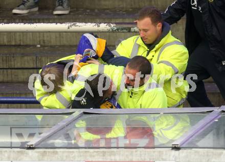 EBEL. Eishockey Bundesliga. VSV gegen	Fehervar AV 19.  Fan wird von Security abgefuehrt. Villach, am 21.2.2017.
Foto: Kuess

---
pressefotos, pressefotografie, kuess, qs, qspictures, sport, bild, bilder, bilddatenbank