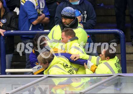 EBEL. Eishockey Bundesliga. VSV gegen	Fehervar AV 19.  Fan wird von Security abgefuehrt. Villach, am 21.2.2017.
Foto: Kuess

---
pressefotos, pressefotografie, kuess, qs, qspictures, sport, bild, bilder, bilddatenbank