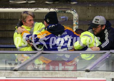 EBEL. Eishockey Bundesliga. VSV gegen	Fehervar AV 19.  Fan wird von Security abgefuehrt. Villach, am 21.2.2017.
Foto: Kuess

---
pressefotos, pressefotografie, kuess, qs, qspictures, sport, bild, bilder, bilddatenbank