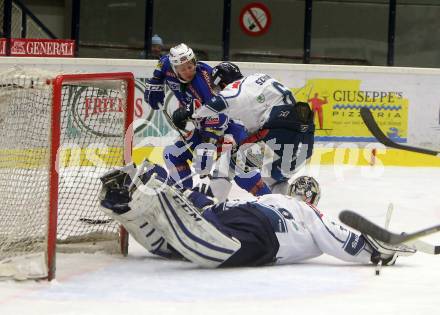 EBEL. Eishockey Bundesliga. VSV gegen	Fehervar AV 19.  Corey Locke,  (VSV), Bence Sziranyi, Adrien Lemay (Alba Volan). Villach, am 21.2.2017.
Foto: Kuess

---
pressefotos, pressefotografie, kuess, qs, qspictures, sport, bild, bilder, bilddatenbank