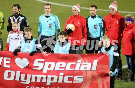Fussball Bundesliga. RZ Pellets WAC gegen FC Admira Wacker Moedling.  Ankick durch die Teilnehmer an den Special Olympics (WAC). Wolfsberg, am 4.3.2017.
Foto: Kuess

---
pressefotos, pressefotografie, kuess, qs, qspictures, sport, bild, bilder, bilddatenbank