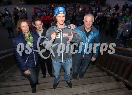 Schi Alpin. Empfang Juniorenweltmeister Adrian Pertl. Mutter Annemarie, Bruder Gabriel, Adrian Pertl, Vater Egon. Ebene Reichenau, am 16.3.2017.
Foto: Kuess
---
pressefotos, pressefotografie, kuess, qs, qspictures, sport, bild, bilder, bilddatenbank