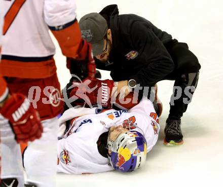 EBEL. Eishockey Bundesliga. KAC gegen 	EC Red Bull Salzburg. Daniel Welser verletzt   (Salzburg). Klagenfurt, am 17.3.2017.
Foto: Kuess

---
pressefotos, pressefotografie, kuess, qs, qspictures, sport, bild, bilder, bilddatenbank