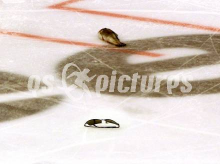 EBEL. Eishockey Bundesliga. KAC gegen 	EC Red Bull Salzburg. Fisch und Brille  am Eis. Klagenfurt, am 17.3.2017.
Foto: Kuess

---
pressefotos, pressefotografie, kuess, qs, qspictures, sport, bild, bilder, bilddatenbank