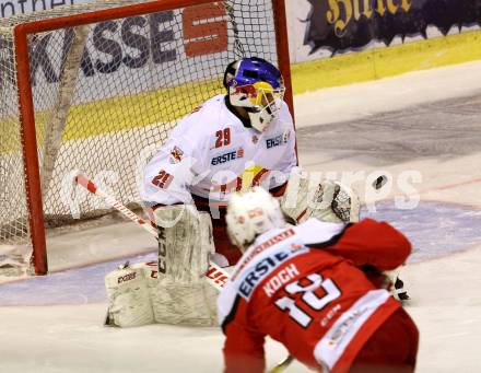 EBEL. Eishockey Bundesliga. KAC gegen 	EC Red Bull Salzburg. Thomas Koch,  (KAC), Bernhard Starkbaum  (Salzburg). Klagenfurt, am 17.3.2017.
Foto: Kuess

---
pressefotos, pressefotografie, kuess, qs, qspictures, sport, bild, bilder, bilddatenbank