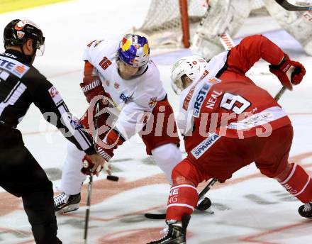 EBEL. Eishockey Bundesliga. KAC gegen 	EC Red Bull Salzburg. Matthew Neal,  (KAC), Ryan Duncan  (Salzburg). Klagenfurt, am 17.3.2017.
Foto: Kuess

---
pressefotos, pressefotografie, kuess, qs, qspictures, sport, bild, bilder, bilddatenbank