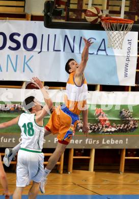 Basketball 2. Bundesliga. GD 21. Runde. KOS Celovec gegen BBU Salzburg.  Simon Pasterk,  (KOS Celovec), Dusan Oluic (Salzburg). Klagenfurt, am 18.3.2017.
Foto: Kuess
---
pressefotos, pressefotografie, kuess, qs, qspictures, sport, bild, bilder, bilddatenbank