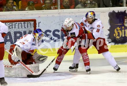 EBEL. Eishockey Bundesliga. KAC gegen 	EC Red Bull Salzburg. Thomas Koch, (KAC),  Bernhard Starkbaum, Ryan Duncan (Salzburg). Klagenfurt, am 17.3.2017.
Foto: Kuess

---
pressefotos, pressefotografie, kuess, qs, qspictures, sport, bild, bilder, bilddatenbank