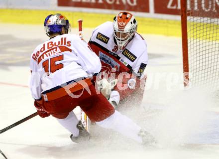 EBEL. Eishockey Bundesliga. KAC gegen 	EC Red Bull Salzburg. David Madlehner,  (KAC), Manuel Latusa  (Salzburg). Klagenfurt, am 17.3.2017.
Foto: Kuess

---
pressefotos, pressefotografie, kuess, qs, qspictures, sport, bild, bilder, bilddatenbank