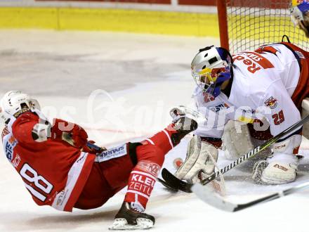 EBEL. Eishockey Bundesliga. KAC gegen 	EC Red Bull Salzburg. Thomas Koch,  (KAC),  Bernhard Starkbaum (Salzburg). Klagenfurt, am 26.3.2017.
Foto: Kuess

---
pressefotos, pressefotografie, kuess, qs, qspictures, sport, bild, bilder, bilddatenbank