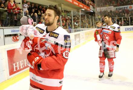 EBEL. Eishockey Bundesliga. KAC gegen 	EC Red Bull Salzburg. Ziga Pance, Mark Popovic mit Nachwuchs (KAC). Klagenfurt, am 26.3.2017.
Foto: Kuess

---
pressefotos, pressefotografie, kuess, qs, qspictures, sport, bild, bilder, bilddatenbank