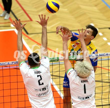 Volleyball. DenizBank AG Volley League Men. Semifinale. SK Posojilnica Aich/Dob gegen UVC Holding Graz. Anton Lukas Menner (Aich/Dob), Uwe Steidl, Moritz Fabian Kindl (Graz). Bleiburg, am 25.3.2017.
Foto: Kuess
---
pressefotos, pressefotografie, kuess, qs, qspictures, sport, bild, bilder, bilddatenbank