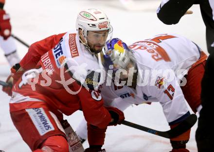 EBEL. Eishockey Bundesliga. KAC gegen 	EC Red Bull Salzburg. Mark Hurturbise, (KAC), Michael Schiechl   (Salzburg). Klagenfurt, am 26.3.2017.
Foto: Kuess

---
pressefotos, pressefotografie, kuess, qs, qspictures, sport, bild, bilder, bilddatenbank