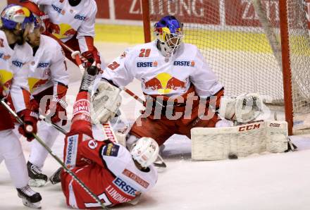 EBEL. Eishockey Bundesliga. KAC gegen 	EC Red Bull Salzburg. Jamie Lundmark,  (KAC),  Bernhard Starkbaum (Salzburg). Klagenfurt, am 26.3.2017.
Foto: Kuess

---
pressefotos, pressefotografie, kuess, qs, qspictures, sport, bild, bilder, bilddatenbank