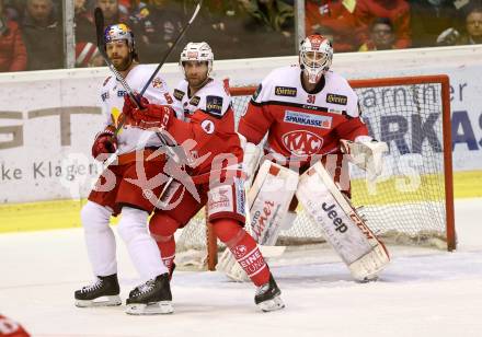 EBEL. Eishockey Bundesliga. KAC gegen 	EC Red Bull Salzburg. Mark Popovic, David Madlehner,  (KAC),  Thomas Raffl (Salzburg). Klagenfurt, am 26.3.2017.
Foto: Kuess

---
pressefotos, pressefotografie, kuess, qs, qspictures, sport, bild, bilder, bilddatenbank